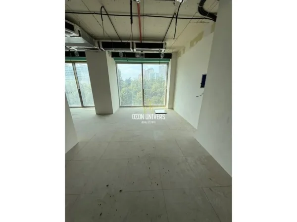 Tirane, jepet me qera ambjent biznesi Kati 4, 77 m² 3.500 € (Downtown one)