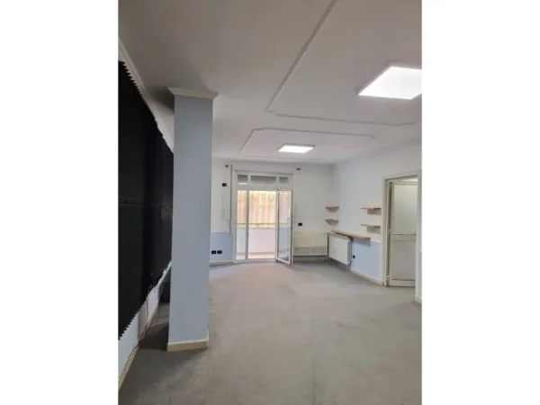 Tirane, jepet me qera zyre Kati 2, 117 m² 750 € (Kopshti Zologjik)