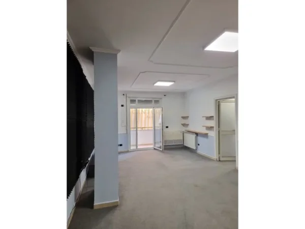 Tirane, jepet me qera zyre Kati 2, 117 m² 750 € (Kopshti Zologjik)