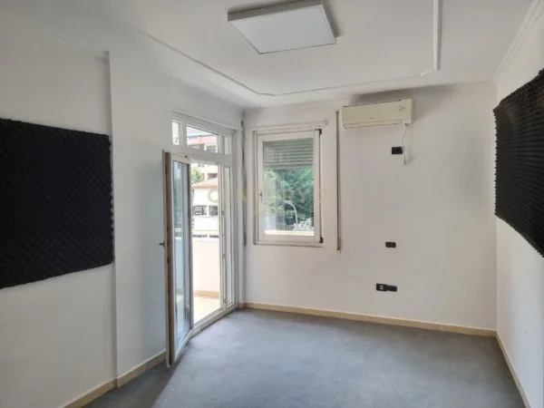 Tirane, jepet me qera zyre Kati 2, 117 m² 750 € (Kopshti Zologjik)