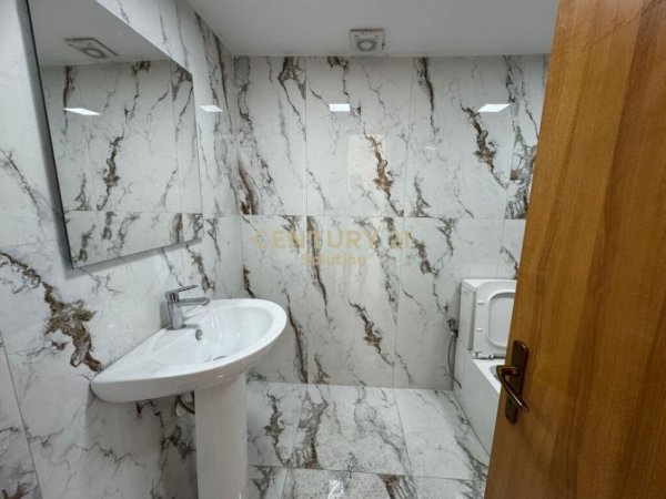 Tirane, jepet me qera ambjent biznesi Kati 0, 60 m² 650 € (Rruga e Barrikadave)