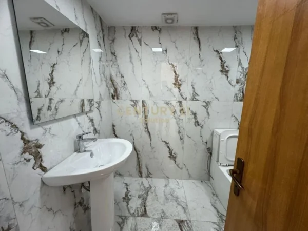 Tirane, jepet me qera ambjent biznesi Kati 0, 60 m² 650 € (Rruga e Barrikadave)