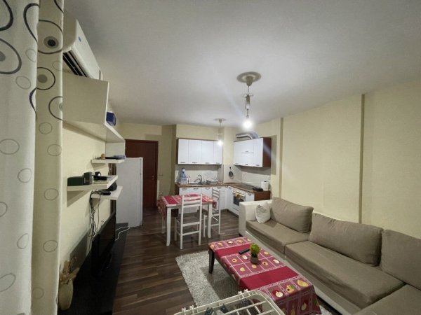 Tirane, jepet me qera apartament 1+1+Ballkon Kati 3, 70 m² 550 € (LIQENI I THATE)