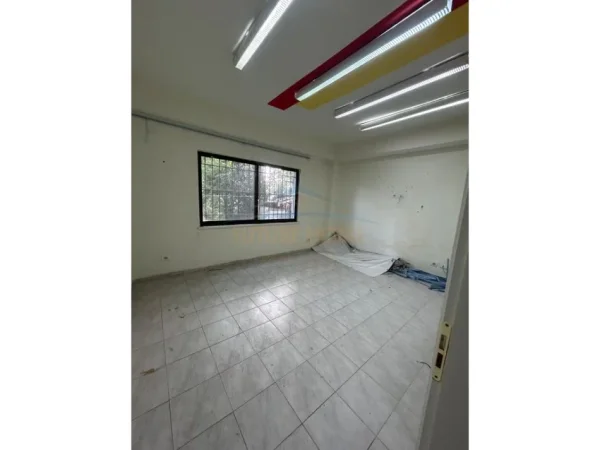0683487469 Tirane, jepet me qera ambjent biznesi Kati 1, 111 m² 1.000 € (BRRYLI)