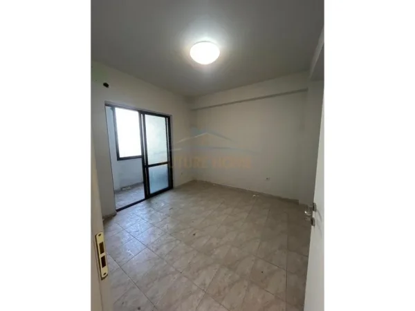 0683487469 Tirane, jepet me qera ambjent biznesi Kati 1, 111 m² 1.000 € (BRRYLI)