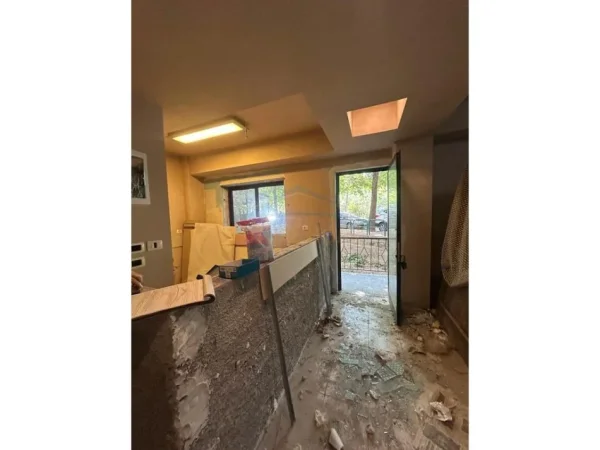 0683487469 Tirane, jepet me qera ambjent biznesi Kati 1, 111 m² 1.000 € (BRRYLI)