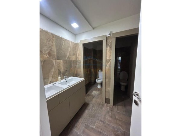 0683487469 Tirane, jepet me qera ambjent biznesi Kati 1, 111 m² 1.000 € (BRRYLI)