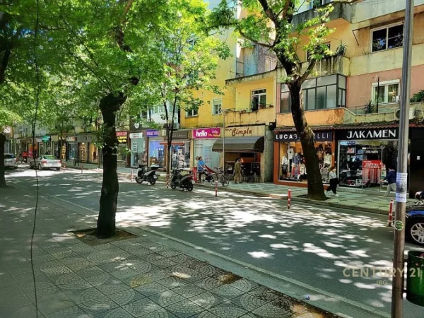 Tirane, jepet me qera ambjent biznesi Kati 0, 102 m² 2.000 € (MYSLYM SHYRIT)
