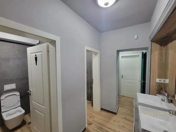 Tirane, jepet me qera ambjent biznesi Kati 0, 102 m² 2.000 € (MYSLYM SHYRIT)