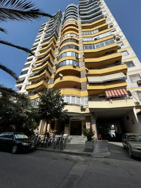 Tirane, shitet apartament 2+1 Kati 1, 110 m² 330.000 € (Rruga Barrikadave)