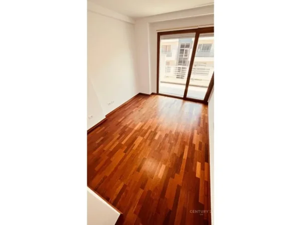 Tirane, jepet me qera ambjent biznesi Kati 4, 140 m² 2.150 € (Kompleksi Delijorgji)
