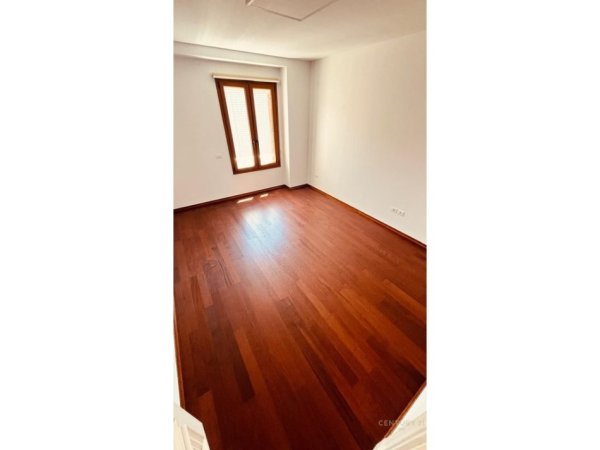 Tirane, jepet me qera ambjent biznesi Kati 4, 140 m² 2.150 € (Kompleksi Delijorgji)