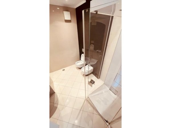 Tirane, jepet me qera ambjent biznesi Kati 4, 140 m² 2.150 € (Kompleksi Delijorgji)