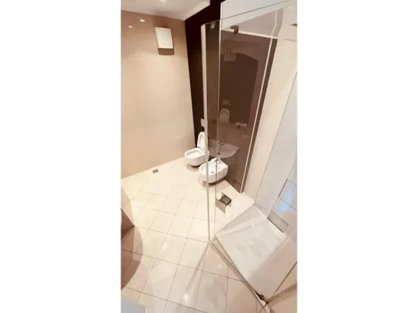 Tirane, jepet me qera ambjent biznesi Kati 4, 140 m² 2.150 € (Kompleksi Delijorgji)