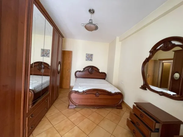 Tirane, jepet me qera apartament 2+1 Kati 2, 98 m² 600 € (Komuna e Parisit)