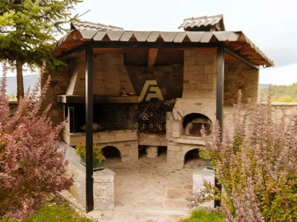 Korce, shitet hotel , 320 m² 500.000 € (Voskopoje)