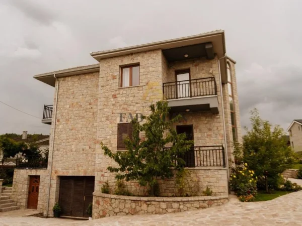 Korce, shitet hotel , 320 m² 500.000 € (Voskopoje)