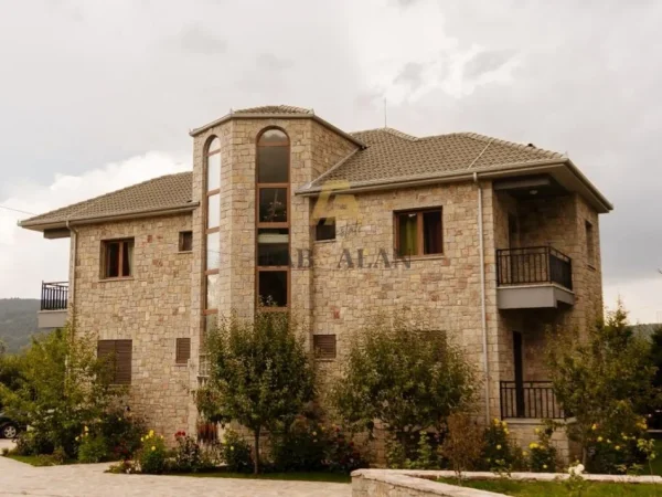 Korce, shitet hotel , 320 m² 500.000 € (Voskopoje)