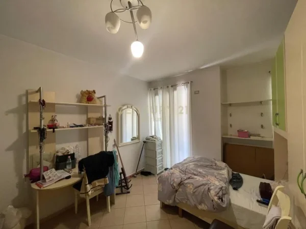 Tirane, jepet me qera apartament 2+1 Kati 2, 100 m² 600 € (Ali Demi)