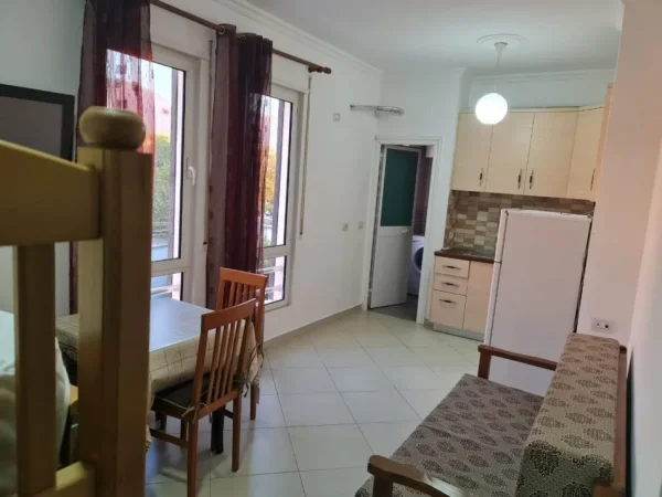 Tirane, jepet me qera apartament Kati 5, 40 m² 380 € (SHKOLLA E BASHKUAR)