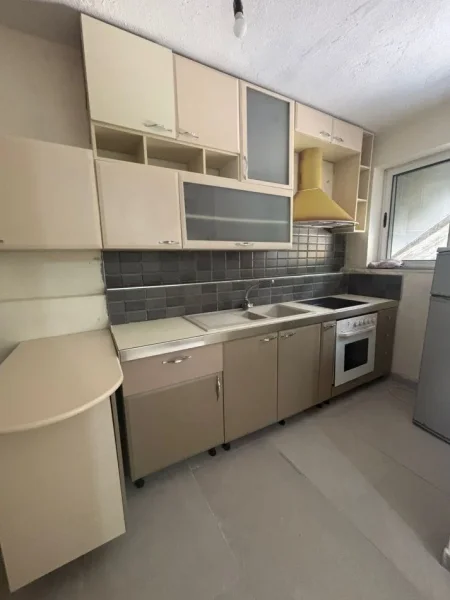 Tirane, jepet me qera apartament 1+1+Ballkon Kati 1, 72 m² 380 € (SELITE)