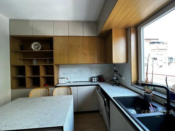 Tirane, jepet me qera apartament 2+1 Kati 4, 73 m² 700 € (Rruga e Durresit)