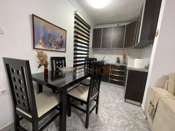 Tirane, jepet me qera apartament 1+1 Kati 4, 450 €