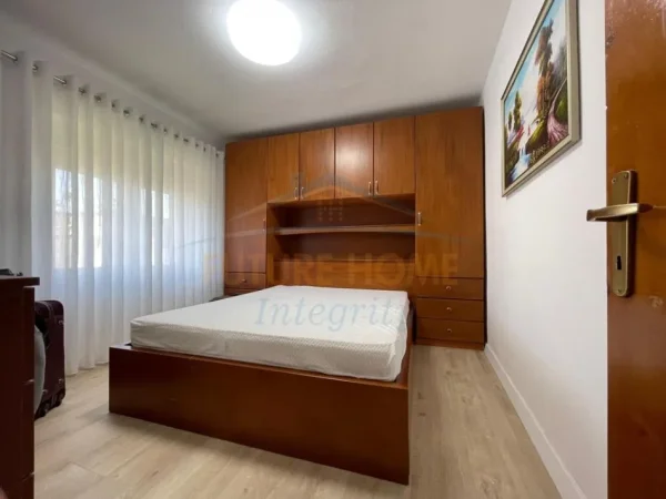 Tirane, jepet me qera apartament 1+1 Kati 4, 450 €