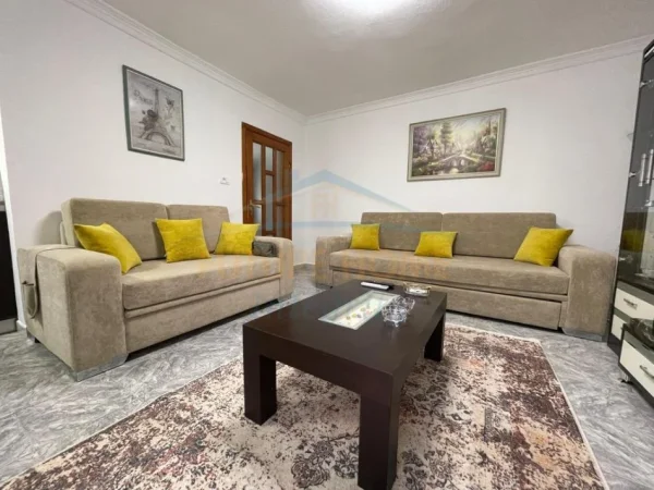 Tirane, jepet me qera apartament 1+1 Kati 4, 450 €