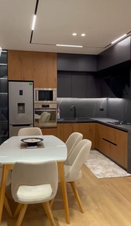 Tirane, jepet me qera apartament 2+1+Ballkon Kati 3, 100 m² 700 € (ASTIR)