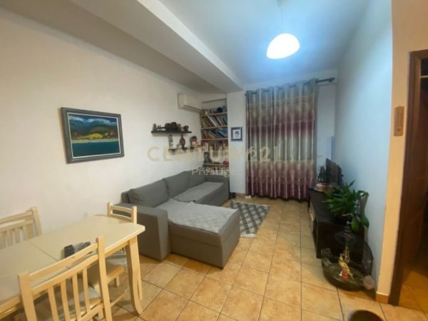 Tirane, jepet me qera apartament 1+1+Ballkon Kati 3, 55 m² 530 € (21 dhjetori)