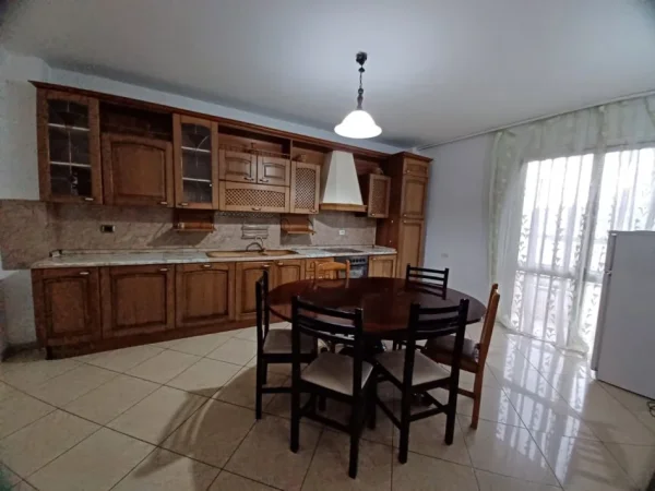 Tirane, jepet me qera apartament 3+1 Kati 1, 120 m² 350 € (Kinostudio)