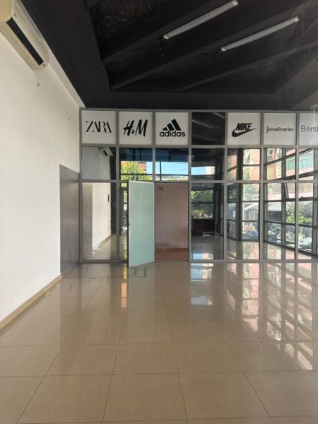 Tirane, jepet me qera ambjent biznesi Kati 0, 130 m² 950 € (DON BOSKO)