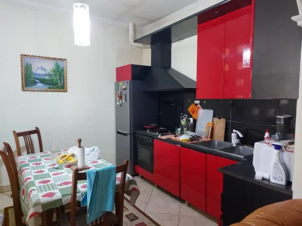 Jepet me Qira Apartament 3+1 tek Rruga e Kavajës Tek Globi, Kati 8, 100 m² 800 €uro