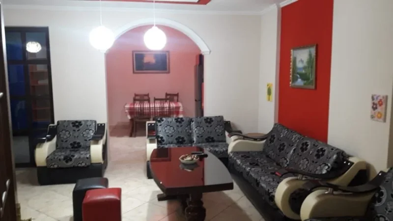 Jepet me Qira Apartament 3+1 tek Rruga e Kavajës Tek Globi, Kati 8, 100 m² 800 €uro