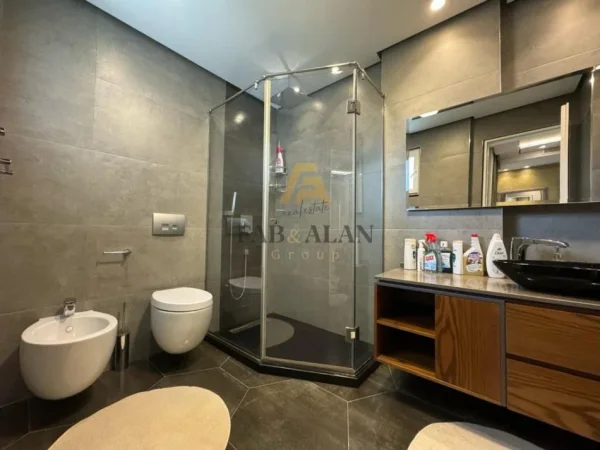 Tirane, shitet apartament 3+1 Kati 4, 153 m² 200.000 € (Fresku)