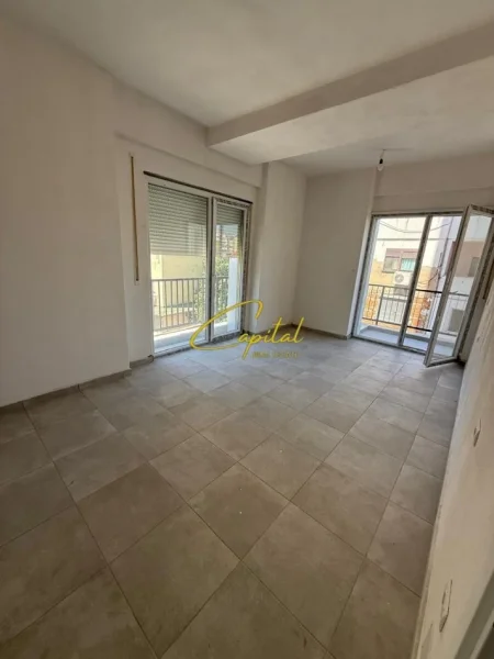 Tirane, jepet me qera zyre Kati 1, 85 m² 450 € (BRRYLI)