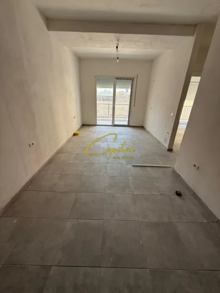Tirane, jepet me qera zyre Kati 1, 85 m² 450 € (BRRYLI)