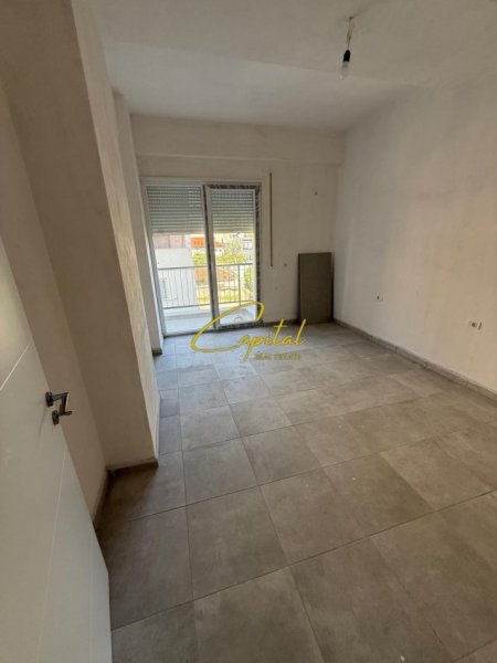 Tirane, jepet me qera zyre Kati 1, 85 m² 450 € (BRRYLI)