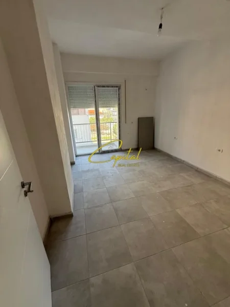 Tirane, jepet me qera zyre Kati 1, 85 m² 450 € (BRRYLI)
