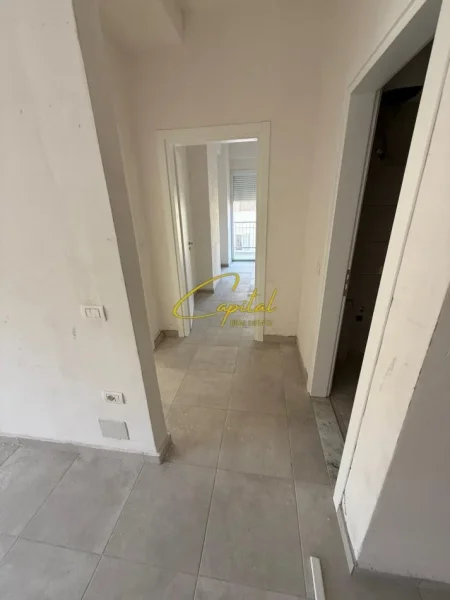 Tirane, jepet me qera zyre Kati 1, 85 m² 450 € (BRRYLI)