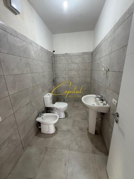 Tirane, jepet me qera zyre Kati 1, 85 m² 450 € (BRRYLI)