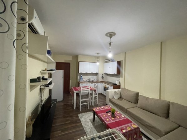 Tirane, jepet me qera apartament 1+1+Ballkon Kati 3, 70 m² 550 € (Kopshti Botanik)