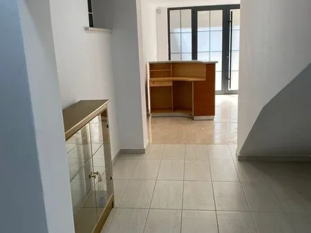 Tirane, jepet me qera ambjent biznesi Kati 0, 122 m² 1.500 € 