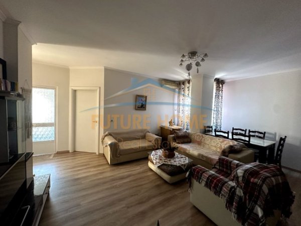Tirane, jepet me qera apartament 2+1+Ballkon Kati 3, 85 m² 550 € (Rruga Kahreman Ylli)