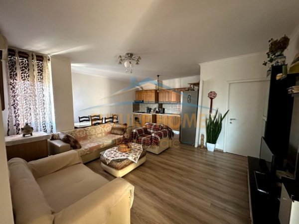 Tirane, jepet me qera apartament 2+1+Ballkon Kati 3, 85 m² 550 € (Rruga Kahreman Ylli)