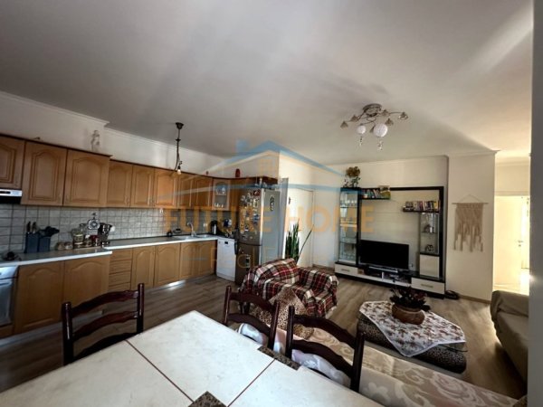 Tirane, jepet me qera apartament 2+1+Ballkon Kati 3, 85 m² 550 € (Rruga Kahreman Ylli)