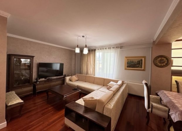 Tirane, jepet me qera apartament 3+1+Ballkon Kati 3, 165 m² 2.000 € (Bllok)