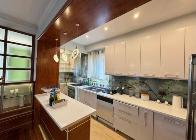 Tirane, jepet me qera apartament 3+1+Ballkon Kati 3, 165 m² 2.000 € (Bllok)