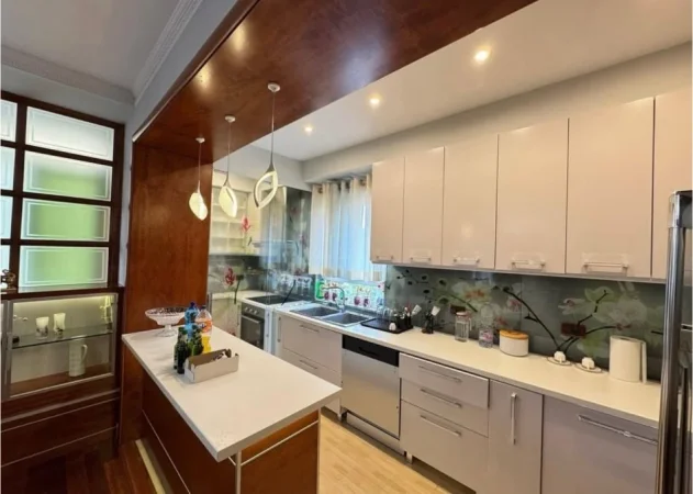 Tirane, jepet me qera apartament 3+1+Ballkon Kati 3, 165 m² 2.000 € (Bllok)